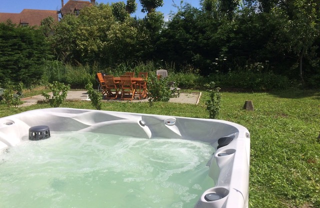 Listed house 8/9 pers with jacuzzi 100m from the beach and trade