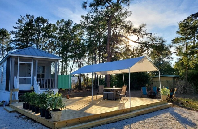 Little cottage 1 bdr, 1/2 mile from beach, large fenced in lot