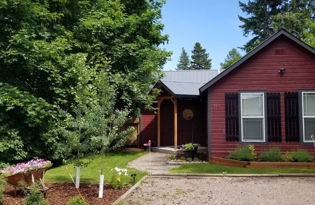 Little House Under the Big Sky, 2 bedrm 2 bth near Glacier Park & Whitefish Mt.