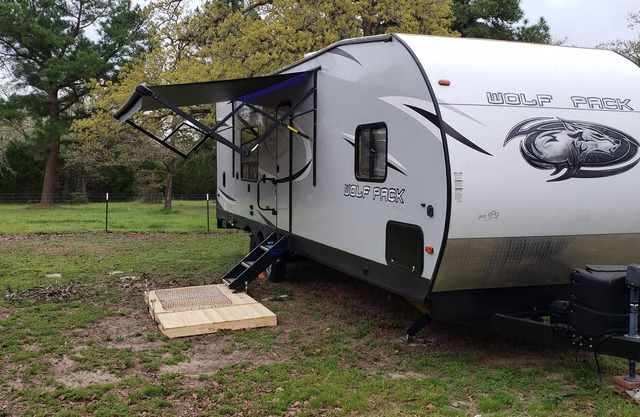 Little Rv in Bastrop. 3 miles from Lake Bastrop. Fire Pit , Fresh eggs available