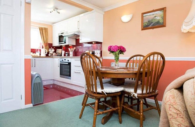 "Little Willows" Widemouth Bay, Sea and headland views *Indoor Swimming Pool*