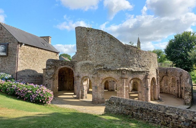 Live stately and family in this beautiful vacation home in Trévérec.