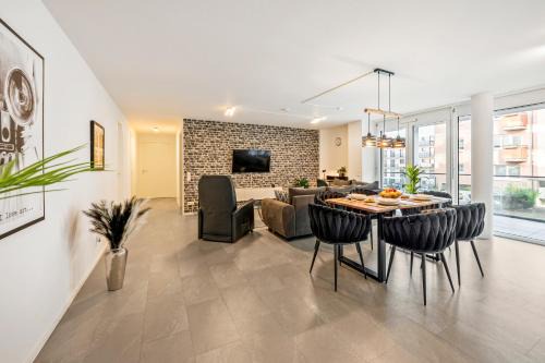 LIVINGLike-Apartment - Central & Spacious with Balkony & Garage, Coffee - 103m2