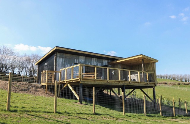 LLETY CARIAD, pet friendly, with hot tub in Llandrindod Wells