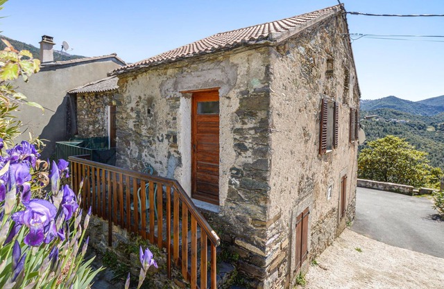 Located in the hilly landscape of Castagniccia, this vacation home offers its guests pleasant rest a