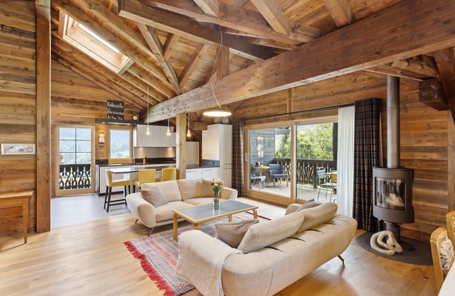 Located in the town of Val d'Illiez, between Troistorrents and Champéry, the Chalet Reine offers a b