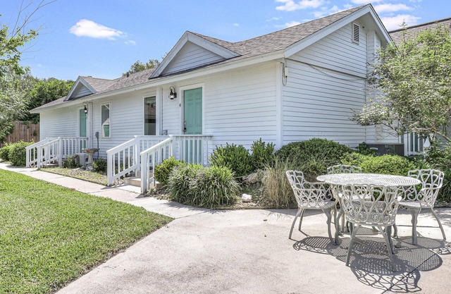 Located in town, walking distance to marina and festival grounds. Cottage 3