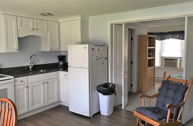 Location! Beach Directly Across St from complex + Heated Pool, Sleeps 4, A/C