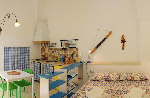 Lodge Scirocco for 2 p with kitchen, in Masseria with shared pool in Salento