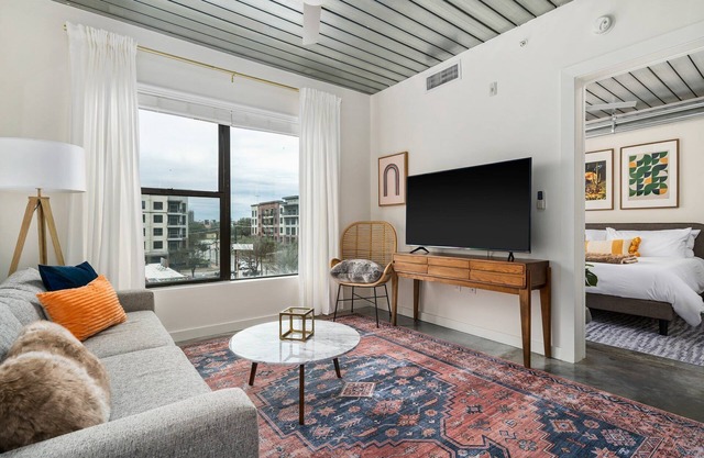 Lodgeur | Artsy & airy 2BR designer loft | Midtown