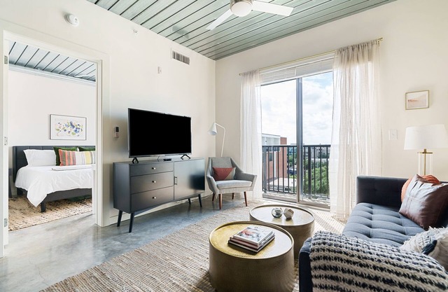 Lodgeur | Bright & stylish 1BR loft | Midtown