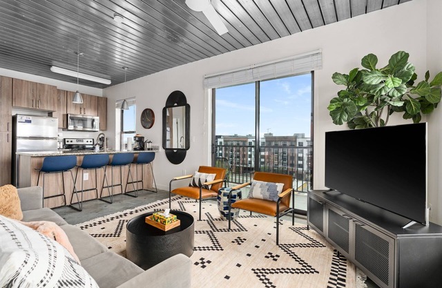 Lodgeur | Chic & airy 2BR loft | Midtown