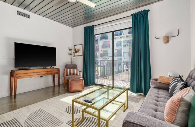 Lodgeur | Fancy 1BR loft w/office | Midtown