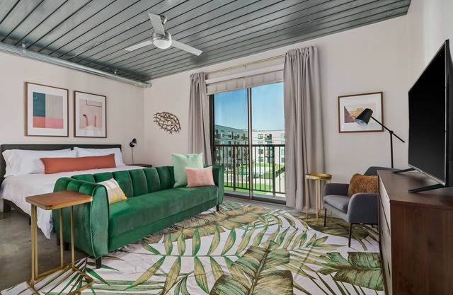 Lodgeur | Marvelous studio w/pool view | Midtown