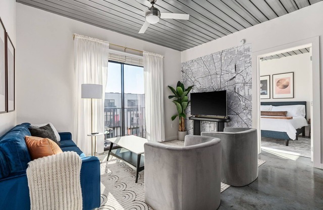 Lodgeur | Plush & bright 2BR loft | Midtown