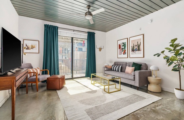 Lodgeur | Pool-side 1BR loft w/office | Midtown