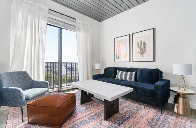 Lodgeur | Sizzling & slick 1BR loft | Midtown