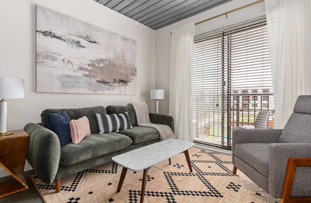 Lodgeur | Sleek 1BR loft w/office | Midtown