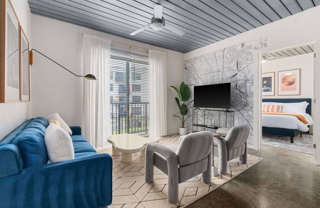 Lodgeur | Stylish 2BR w/pool views | Midtown