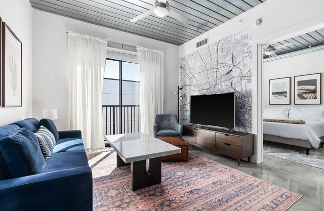 Lodgeur | Vibrant & stylish 1BR loft | Midtown