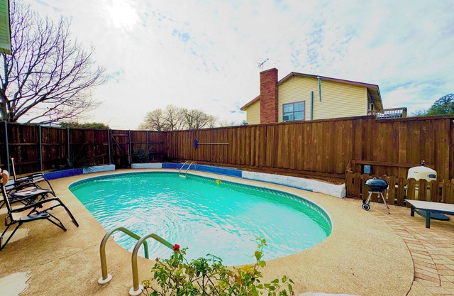 Loft w/Big Pool, Huge Backyard, Fire Pit, PingPong, Pool Table,