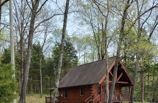 Log Cabin get away in Cadiz, KY area with multiple recreation areas near by.