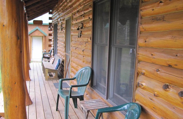 Log Cabin in private area close to Pictured Rocks!