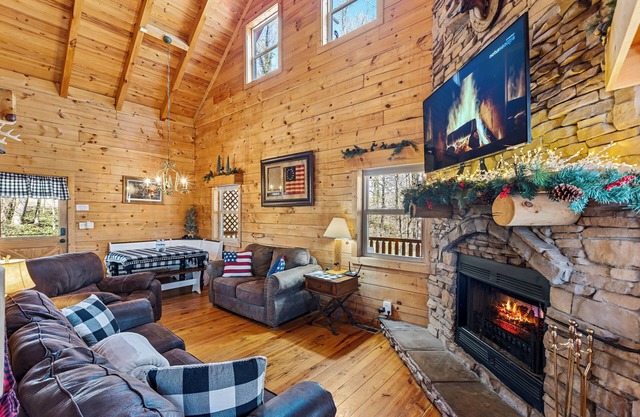 Log Cabin near UTK, FP, Hot tub, Firefighter game room, fishing, trails, Pets OK