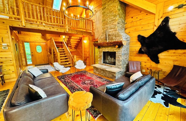 Log Cabin Oasis With Air Conditioned Treehouse on 20 Acres - Sleeps 32+