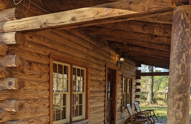Log Cabin on 1 acre! Fire Pit and fast wifi! Country Home close to Everything!
