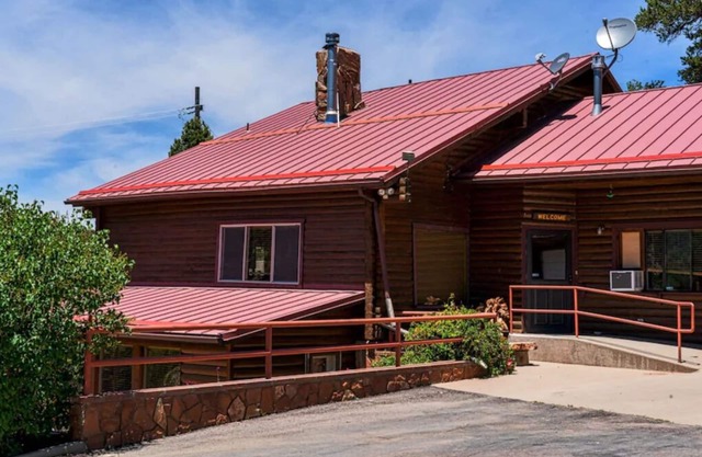 Log Cabin, sleeps 13, near Cedar City Utah