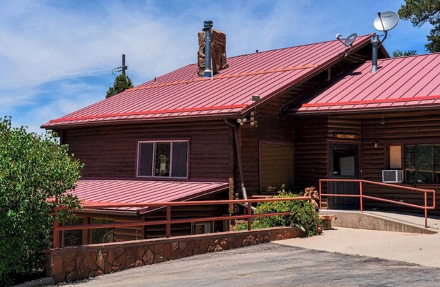Log Cabin, sleeps 13, near Cedar City Utah