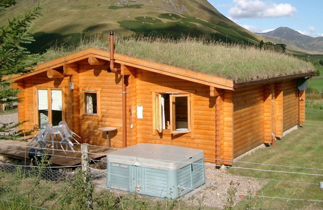 Log Cabin with Hot Tub & Sauna for 4/5 | In the Cairngorm National Park | Great Views