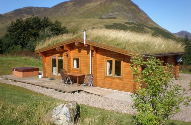 Log Cabin with Hot Tub & Sauna for 4/5 | In the Cairngorm National Park | Great Views
