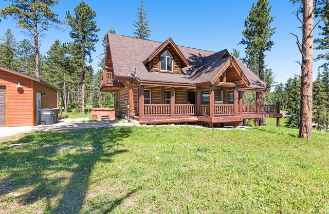 Log cabin with private hot tub, fireplaces, decks & game room - near golf course