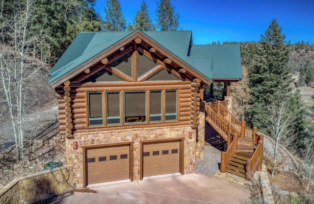 Log home in Pagosa springs with spectacular views!