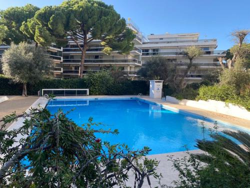 Logement en résidence vacances classe 2 étoiles au bord de mer 4 couchages avec cabine lit superposé et au salon un canapé convertible et piscine à 300 m des transports communs,gare ferroviaire,commerces et plages