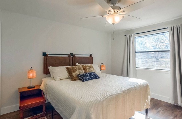 Lone Star Lokal Guest House - Downtown Near Wineries!