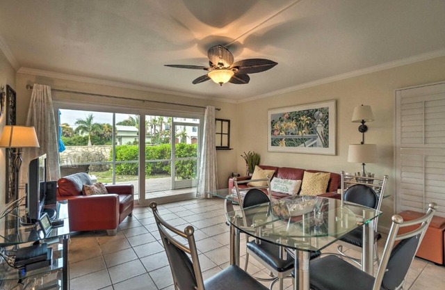 Longboat Key Condo with Lanai Walk to Beach and Shops