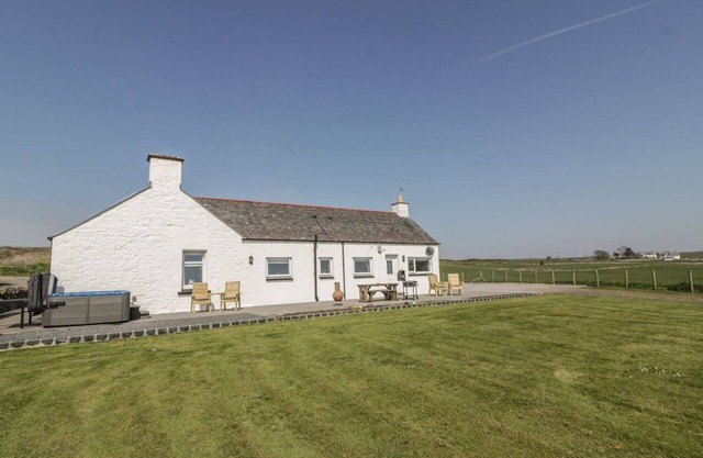 LONGFORTH FARM COTTAGE, family friendly, with hot tub in Glenluce