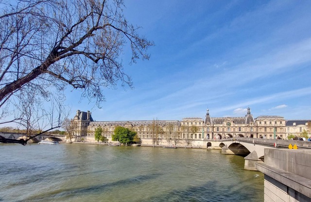 Look forward to this very well located house in the heart of the historic city center of Meaux.