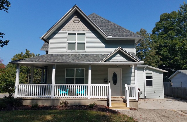 Look no more! Spacious! Sleeps 12 comfortably! Family friendly! Walk everywhere!
