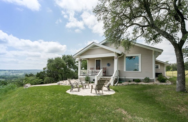 Lookout Hill Cottage | Wonderful Views | Near Luckenbach