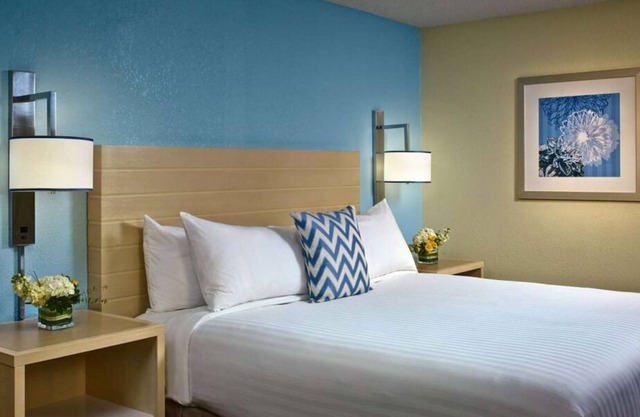 Lounge by the Pool, Pets Allowed, FREE Parking, Visit Astronaut Memorial Grove!