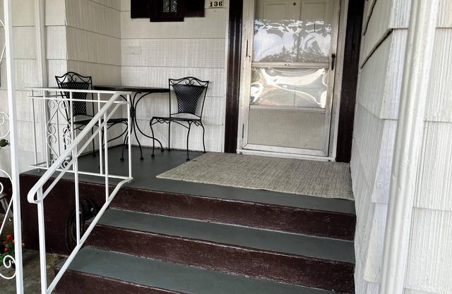 Love Nest. Charming 2-bedroom apartment in wonderful Richfield with WiFi, AC