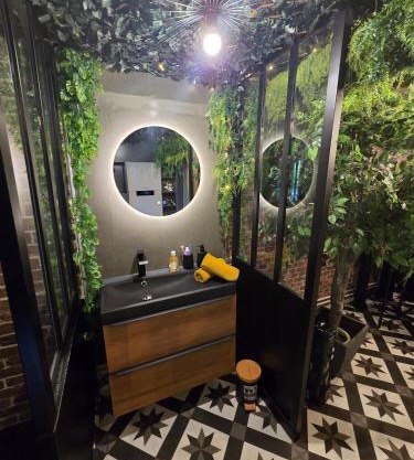 Love room avec spa privatif et salle de jeux adultes