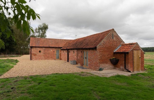 Lovely 1-bed studio & bathroom in converted barn near Newark Show-Ground