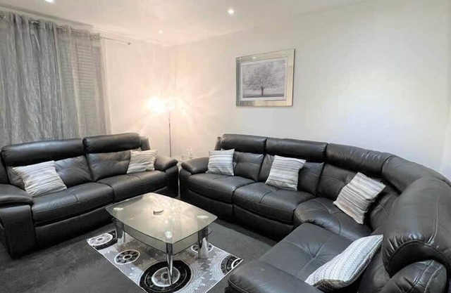 Lovely 2 Bed Apt close to Silverburn Mall