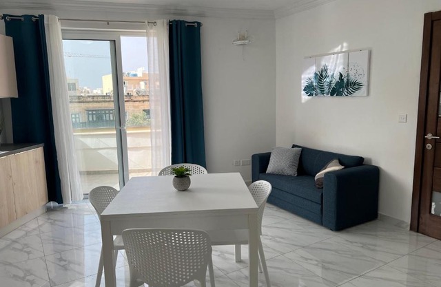 Lovely 2 bed Condo with Patio overlooking Piazza