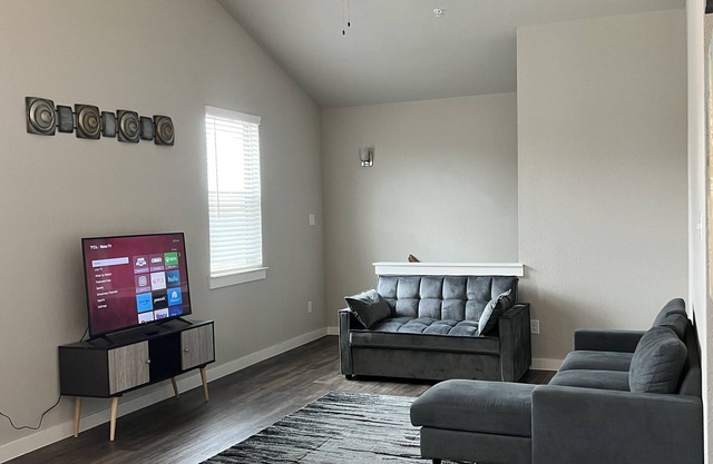 Lovely 2 bedroom apartment with private bathrooms that can sleep six people